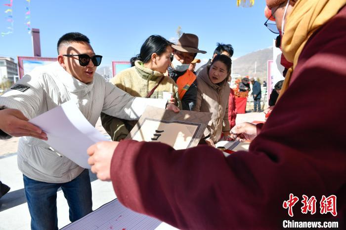 圖為展銷會現(xiàn)場?！∝暩聛硭?攝