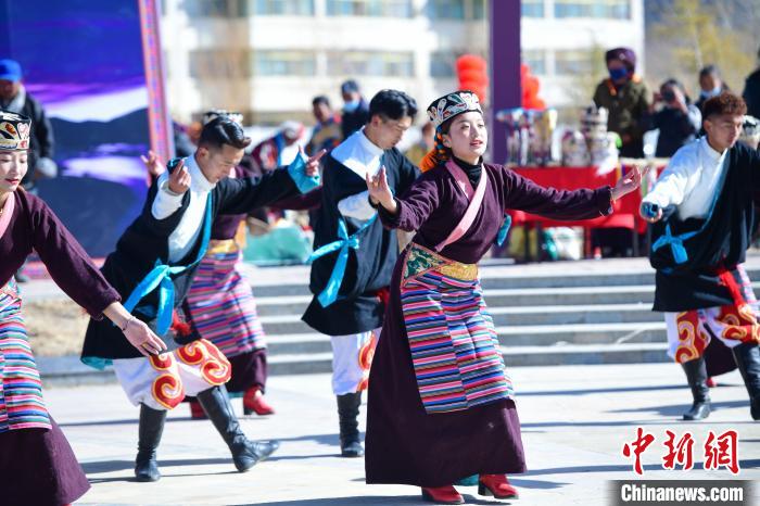 圖為藝術團表演“扎西果諧”?！∝暩聛硭?攝