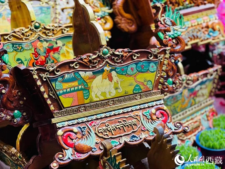 年貨市場上的切瑪盒（切瑪盒是藏歷新年吉祥物，是在精制斗型木盒中用隔板分開，分別盛入炒麥粒和糌粑，插上仔卓，象征著人壽年豐、吉祥如意）。人民網 次仁羅布攝