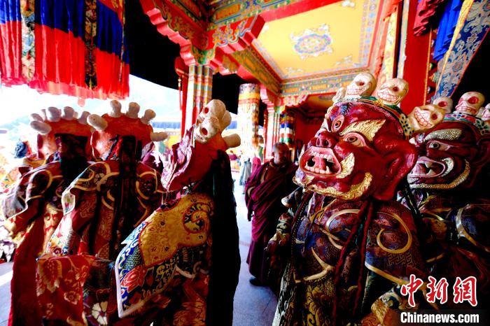 2月19日，楚布寺僧人們佩戴面具準備參加跳神活動?！±盍?攝