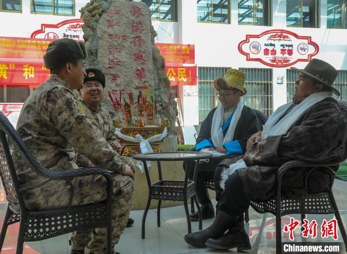 圖為阿里軍分區(qū)某邊防團(tuán)官兵與駐地群眾拉家常?！詵| 攝
