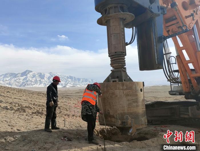 圖為施工人員檢查護(hù)筒高度?！⒁婧?攝