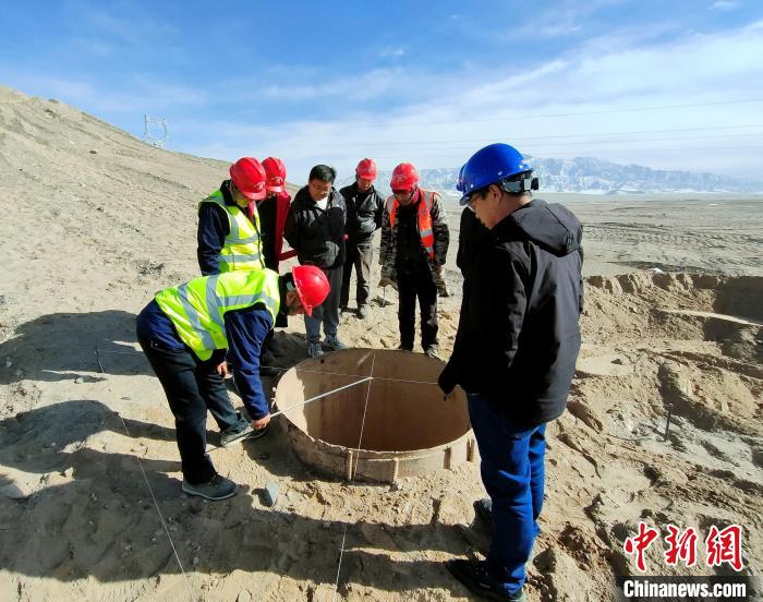 圖為施工人員檢查樁基護(hù)筒中心位置?！⒁婧?攝