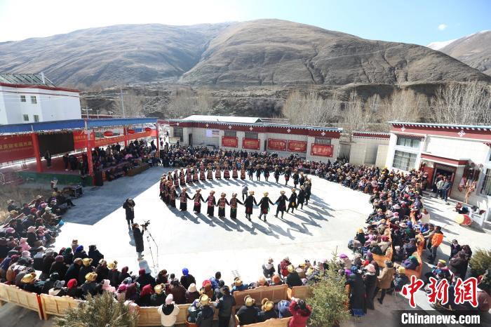 圖為匯報演出現(xiàn)場?！愔闈扇?攝