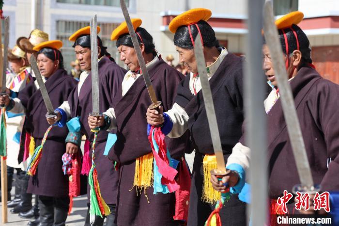 圖為藝人們手持藏刀表演加麻百·甲江?！愔闈扇?攝