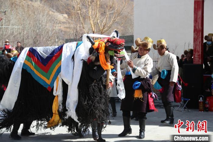 圖為民間藝人表演加麻百·甲江?！愔闈扇?攝