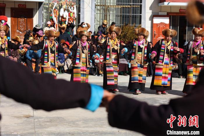 圖為民間藝人表演加麻“果諧”。　倫珠澤仁 攝