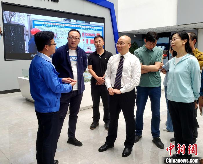 圖為全國(guó)政協(xié)委員、農(nóng)工黨青海省委主委王昆(中)在企業(yè)調(diào)研?！」鶟M福 供圖