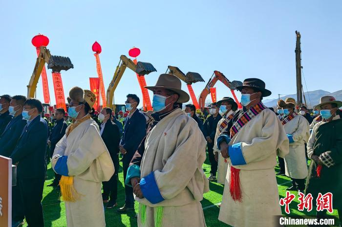 各方代表參加集中開復(fù)工儀式。　尼瑪卓嘎 攝