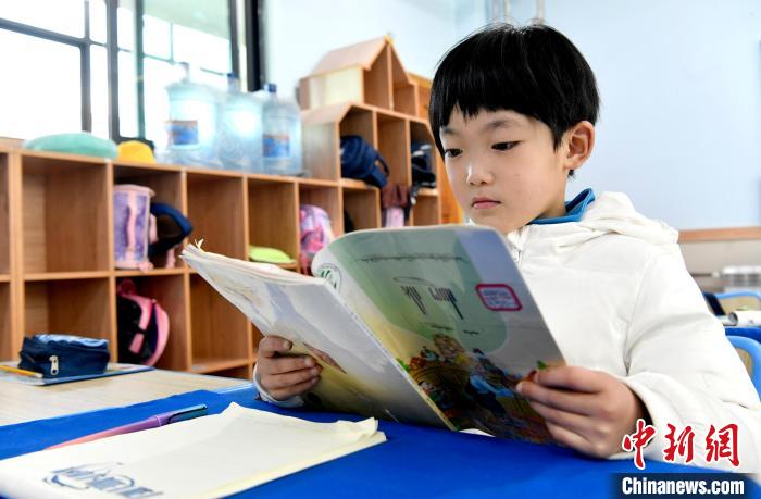 3月14日，西藏拉薩市第一小學(xué)一年級六班學(xué)生丁增樂吉在閱讀藏語課本?！±盍?攝