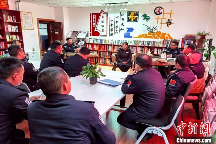 圖為亞東出入境邊防檢查站民警與銀行業(yè)務(wù)人員進(jìn)行金融知識深入交流?！『?攝