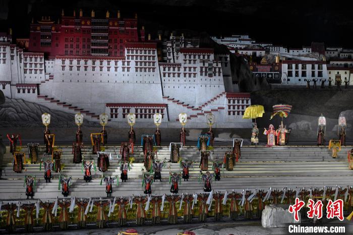 3月17日，西藏拉薩，《文成公主》大型史詩(shī)劇演出現(xiàn)場(chǎng)。　李林 攝