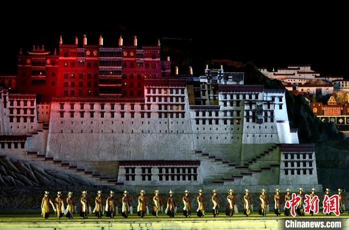 3月17日，西藏拉薩，《文成公主》大型史詩(shī)劇演出現(xiàn)場(chǎng)?！±盍?攝