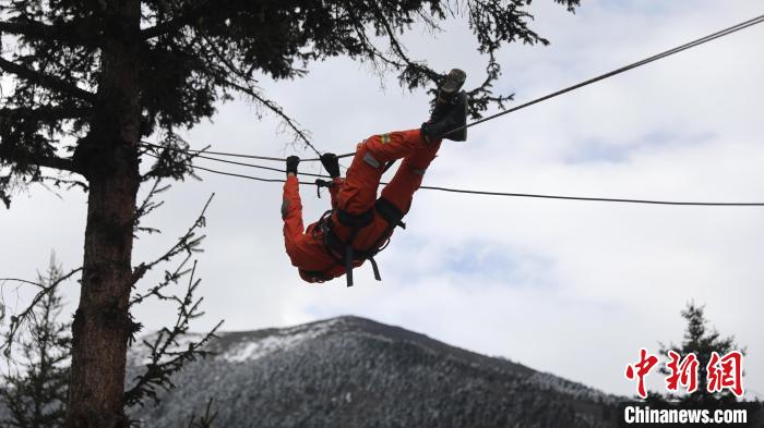 正在進(jìn)行橫渡訓(xùn)練?！∥骼@拉翁 攝