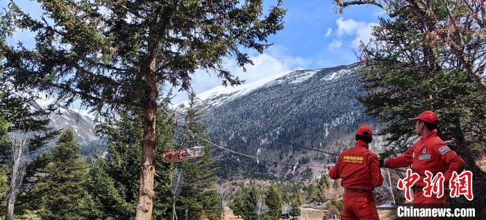 正在進(jìn)行斜向救援?！∥骼@拉翁 攝