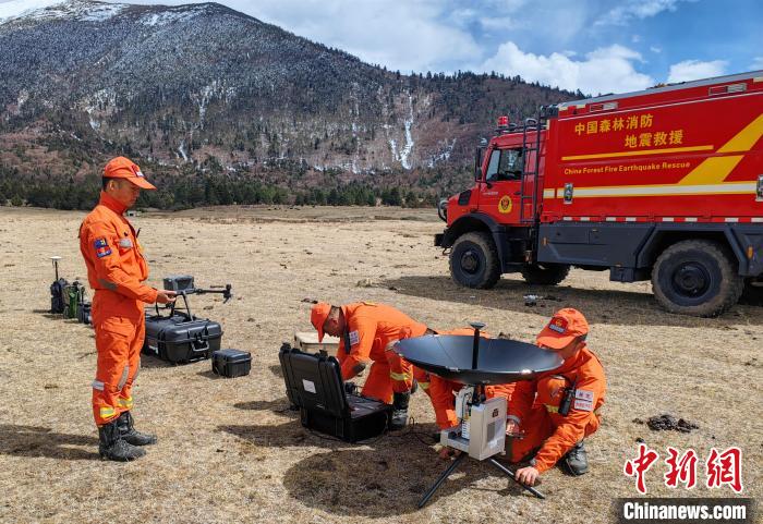 正在進(jìn)行通信通聯(lián)訓(xùn)練。　西繞拉翁 攝