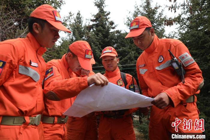 指戰(zhàn)員正在進(jìn)行地形勘察?！∥骼@拉翁 攝