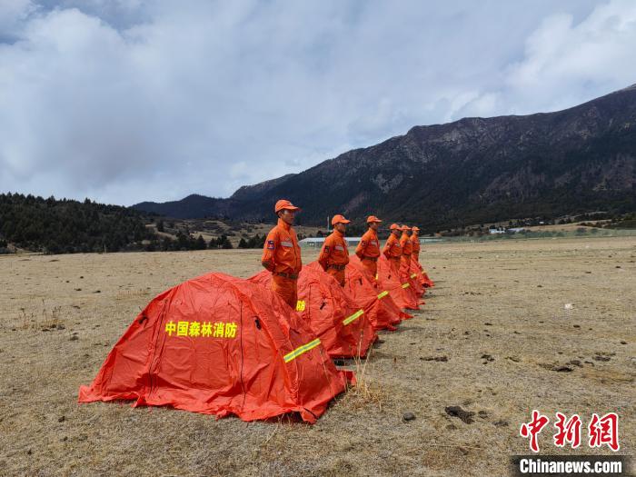 正在進(jìn)行帳篷搭設(shè)?！∥骼@拉翁 攝