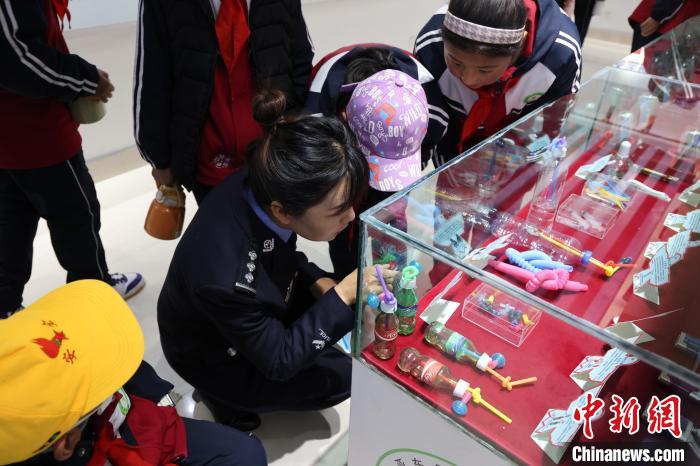 圖為亞東邊檢站民警為駐地小學(xué)生開展禁毒教育?！『?攝