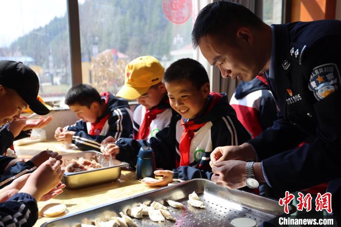 圖為亞東邊檢站民警與駐地小學(xué)生其樂融融包餃子?！『?攝
