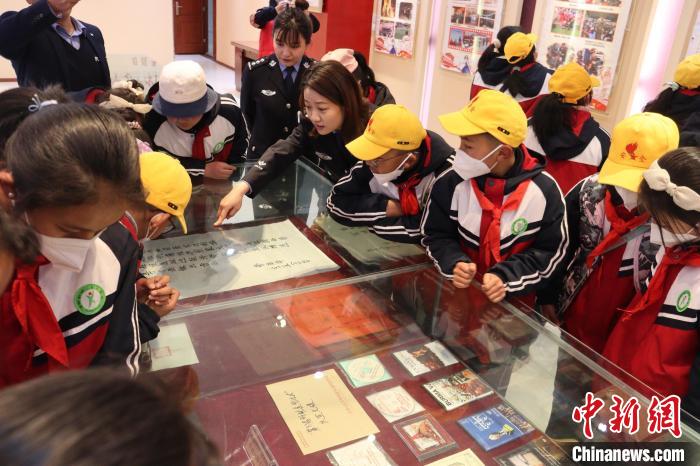 圖為亞東邊檢站民警為駐地小學(xué)生講解該站榮譽(yù)發(fā)展史?！『?攝