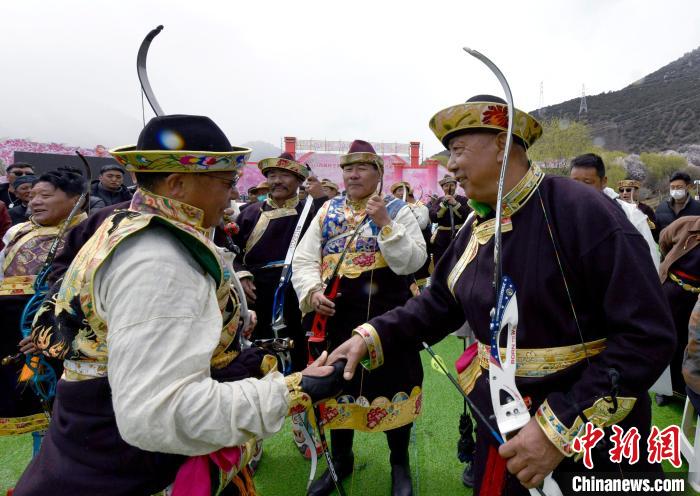 3月28日，選手射中靶心后慶祝?！±盍?攝