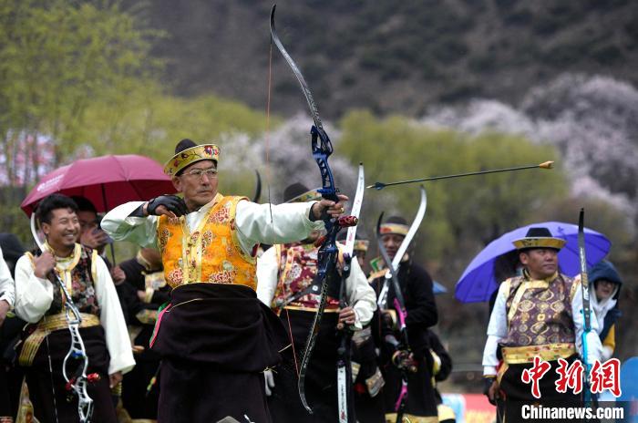 3月28日，選手參加響箭比賽。　李林 攝
