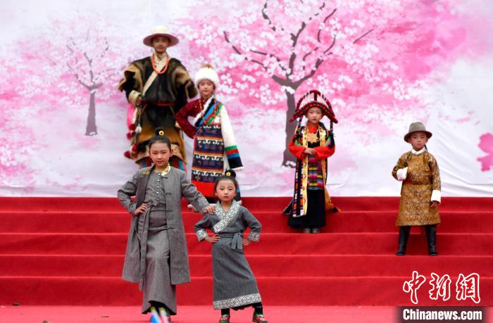 3月28日，西藏林芝第二十屆桃花旅游文化節(jié)開幕式上的文藝表演。　李林 攝