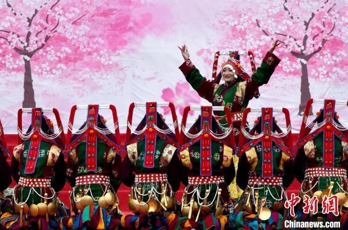 3月28日，西藏林芝第二十屆桃花旅游文化節(jié)開幕式上的文藝表演。　李林 攝