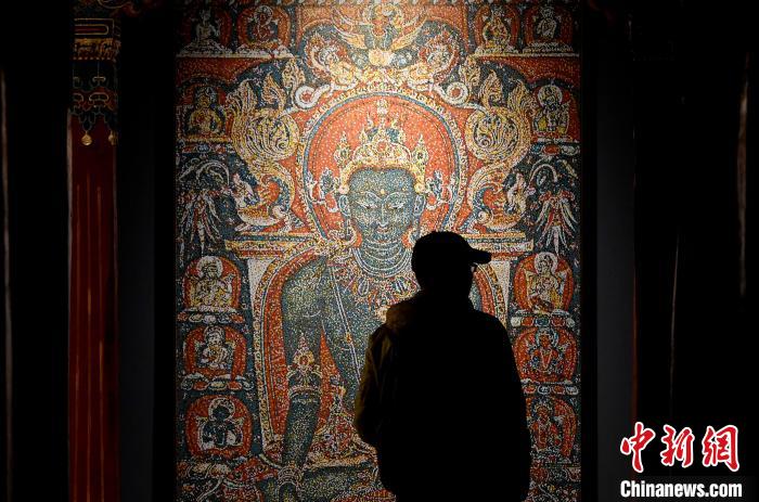 3月31日，觀眾欣賞展覽中的作品。　李林 攝