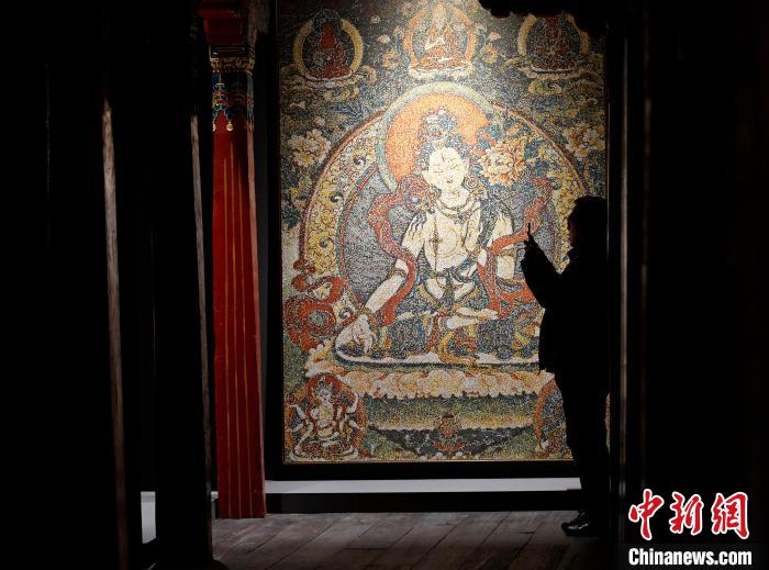 3月31日，觀眾欣賞展覽中的作品?！±盍?攝