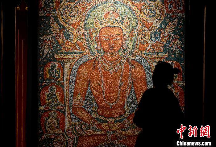 3月31日，觀眾欣賞展覽中的作品?！±盍?攝