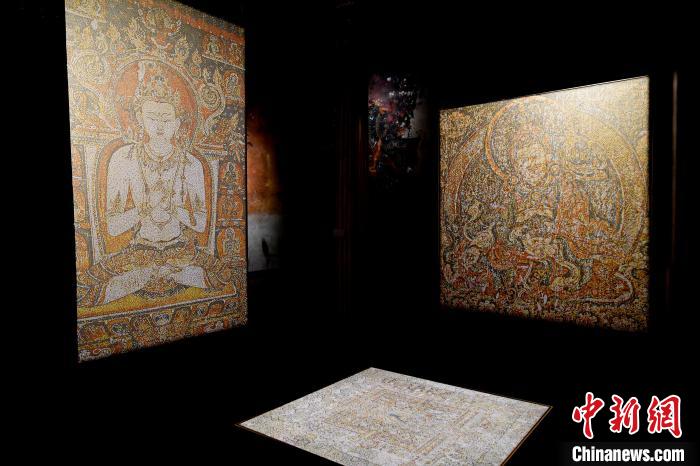 3月31日，觀眾欣賞展覽中的作品?！±盍?攝