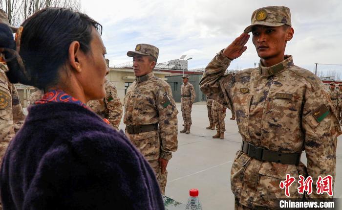 圖為列兵扎西加央向母親敬禮?！詵| 攝