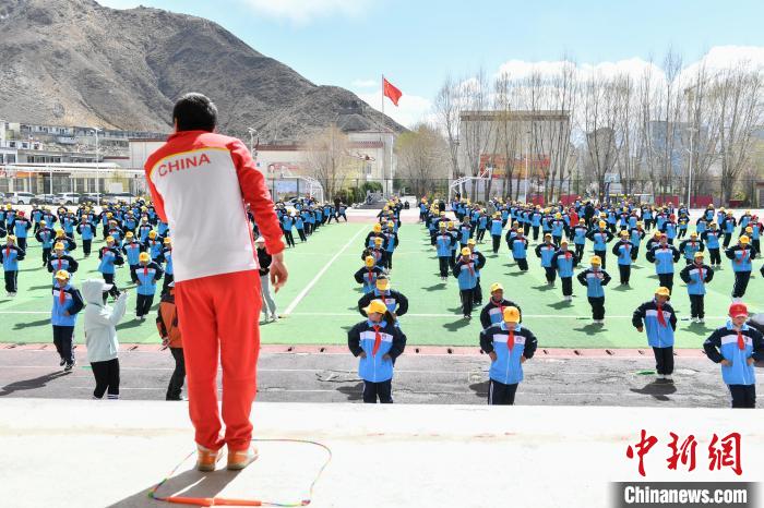 圖為學(xué)生在跳繩教練齊景龍的指導(dǎo)下做準(zhǔn)備運(yùn)動(dòng)。　貢嘎來松 攝