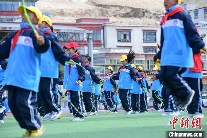 圖為學(xué)生正在練習(xí)跳繩。　貢嘎來松 攝