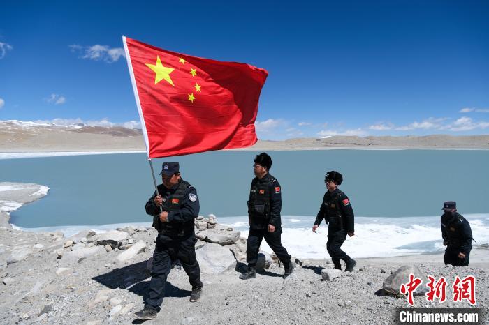 4月5日，普瑪江塘邊境派出所民輔警進(jìn)行邊境巡邏?！〗w波 攝