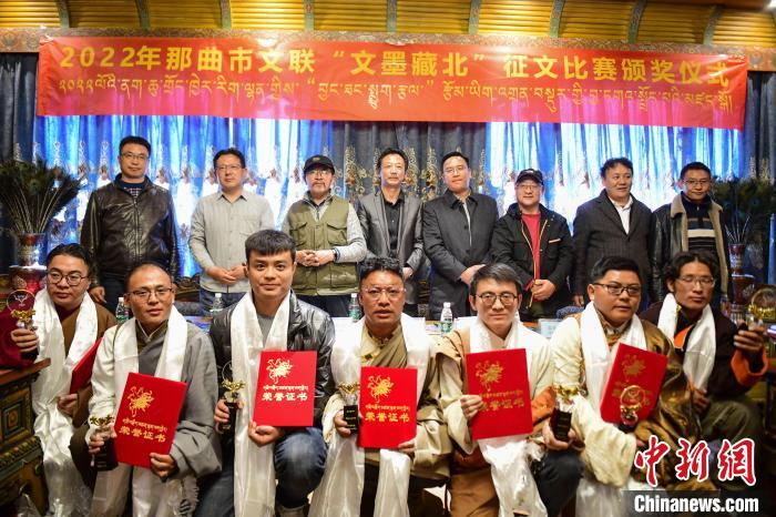 圖為獲獎人員合影留念。　貢嘎來松 攝