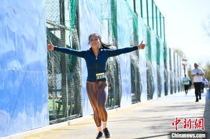 圖為5公里歡樂跑現(xiàn)場?！∝暩聛硭?攝