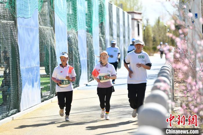 圖為5公里歡樂跑現(xiàn)場?！∝暩聛硭?攝