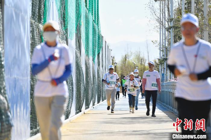 圖為5公里歡樂跑現(xiàn)場?！∝暩聛硭?攝