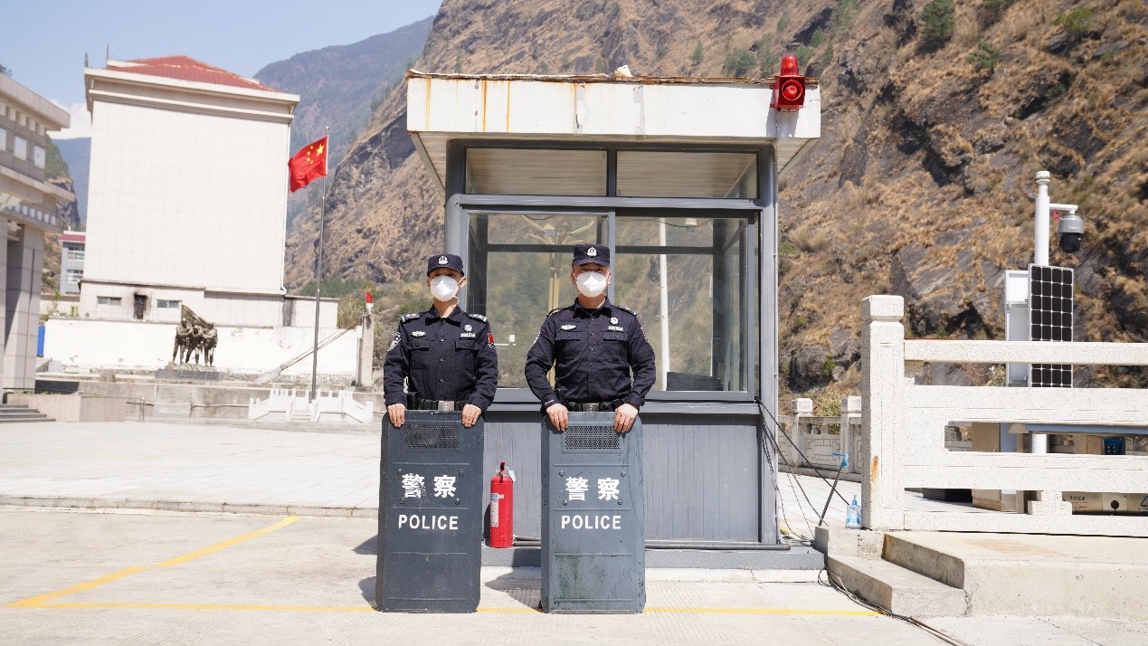 吉隆口岸移民管理警察正在執(zhí)勤。人民網(wǎng)記者 唐宋攝