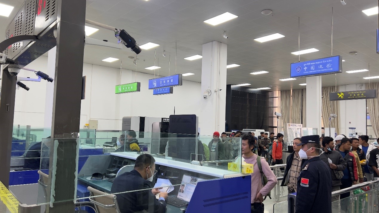 吉隆口岸移民管理警察正在查驗(yàn)護(hù)照。人民網(wǎng)記者 唐宋攝