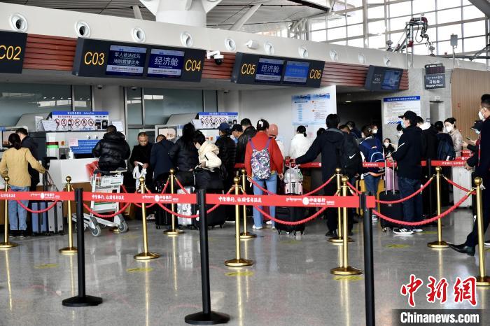 圖為旅客辦理登機(jī)手續(xù)。　周航 攝