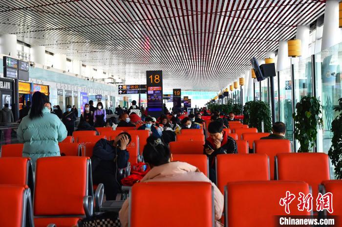 圖為旅客在機(jī)場(chǎng)候機(jī)室等待登機(jī)?！≈芎?攝