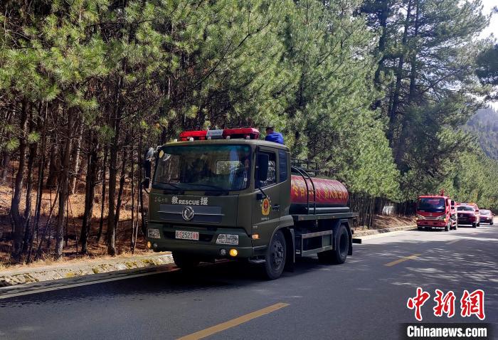 林芝市森林消防支隊米林中隊在米林縣一帶開展灑水增濕作業(yè)?！≮w健宇 攝