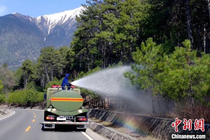 林芝市森林消防支隊米林中隊在米林縣一帶開展灑水增濕作業(yè)?！≮w健宇 攝