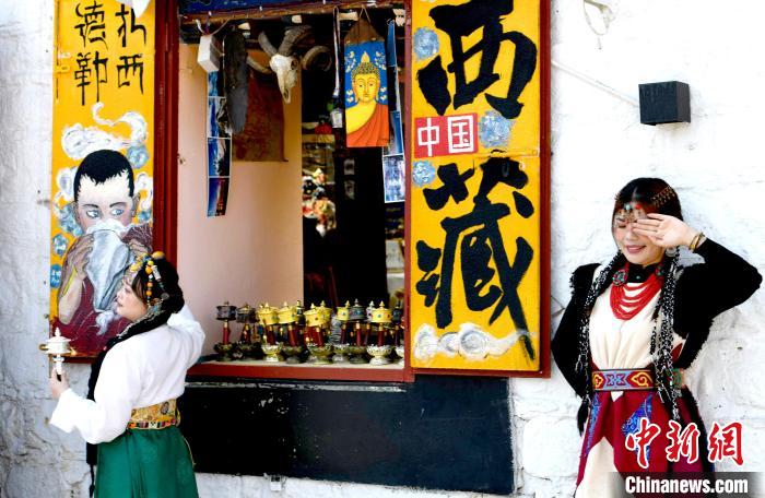 4月17日，游客身著藏式元素服裝在拉薩八廓街拍照留念?！±盍?攝