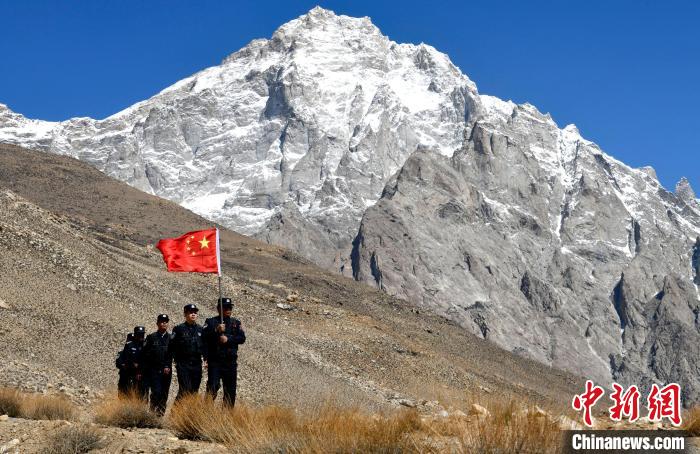 底雅邊境派出所民警夏永軍(右一)在巡邏中。　李林 攝