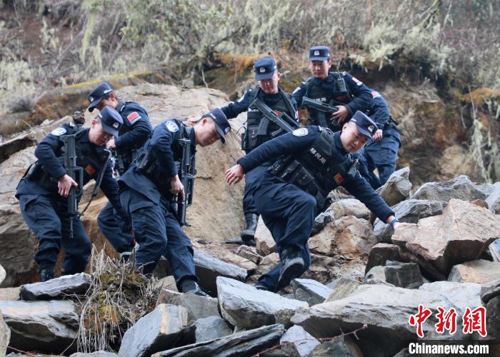 山南邊境管理支隊(duì)玉麥邊境派出所民警在邊境巡邏途中穿過亂石區(qū)?！∴嶇?攝